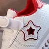 Sneakers Baby Led Shoes For Boys Sneakers moda Ragazze Comode scarpe sportive illuminate Bambini Scarpe casual traspiranti in mesh con suola leggera 230705