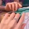 Cluster-Ringe Huitan V Design Mode für Frauen Hochwertige silberne Farbbänder Stilvolle Damenfinger-Accessoires Party Täglicher Schmuck
