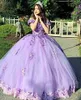 Kwiatowy Appliqued Liliowy Quinceanera Suknie Off The Shoulder Sięgająca Podłogi Balu Sweet 15 Girls Party Dress Kwiaty Tulle Vestido De VX Anos