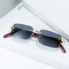 Modische Carti-Top-Sonnenbrille. Neue rahmenlose Holzsonnenbrille mit quadratischem Bein. Trendige Damenbrille mit Originalverpackung