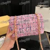 Lyx Tweed Patchwork Kvinnor Crossbody Väska Matelass Kedja Vintage Designer Handväska Trend Kväll Clutch Mini Klaff Axelväska Korthållare Fanny Pack Resväska 20CM