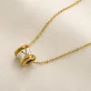 Designer V-logotyp hänge halsband Lyxmärke Present smycken Design för kvinnor 18K guldpläterat halsband Lyxresor semester Rostfritt stål smycken