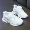 Sneakers Spring Kids White Sneakers Leisure Dikke Beknopte mode Boys Girls Sportschoenen 2637 Running AllMatch Children Trainers 230705