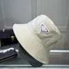 Designer Brand Bucket Wide Brim Hat broderade alfabet Män och kvinnor Bassäng Hattar Solskydd Solskyddsmedel Vågsresor har 8 färger av hög slutkvalitet