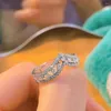 Klaster pierścienie Huitan V Design moda dla kobiet wysokiej jakości srebrne kolorowe opaski stylowe damskie akcesoria do palców Party codzienna biżuteria