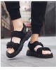 S Sandals غير رسمي الرجال الصيف السميك السميك مفتوح أصابع القدم كبيرة الحجم مزدوج الغرض من الصلفية المتوافقة في الهواء الطلق في الهواء الطلق cuhioned cuhioned