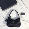 Borsetta Svendita all'ingrosso Famiglia Hobo Borsa ascellare Piccolo e versatile Tessuto da club Tenuto in mano Una spalla Donna di mezza età