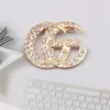 Créateur de mode lettre broche plaqué or diamant lettre broches femmes strass cristal broche haute qualité costume broche bijoux accessoires