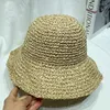 Berretti Cappellini di paglia di colore misto intrecciati a mano per le donne Estate Ins Sfilata di moda Faccia Piccolo cappello a secchiello Vacanza Protezione solare Ombra Spiaggia