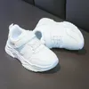 Sneakers Spring Kids White Sneakers Leisure Dikke Beknopte mode Boys Girls Sportschoenen 2637 Running AllMatch Children Trainers 230705