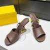 Hausschuhe mit hohen Absätzen. Neueste Bast-Sandalen mit hohen Absätzen. Gewebte F-geformte, metallische, ungewöhnliche Absätze, offene Zehen, Slip-on-Sandalen, hochwertige Sandale aus echtem Leder mit Außensohle