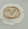 Designer de luxo broche letras marca diamante broches pino feminino cristal strass pérola pinos jewerlry acessórios 20 estilo