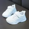 Sneakers Spring Kids White Sneakers Leisure Dikke Beknopte mode Boys Girls Sportschoenen 2637 Running AllMatch Children Trainers 230705