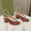 Дизайнерские женские туфли кожа модные сандалии на открытая пляжная обувь высокая каблука на 4 см повседневная удобная шлейфная плесень двойная пряжка с коробкой с коробкой