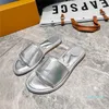 En kaliteli gündelik ayakkabı tasarımcısı kadın canlanma düz katırları terlik lüks sandaletler altın gümüş monogrambossed metalik kuzu derisi yaz flip flops çok yönlü