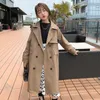 Coat Teen Girls Uzun Trench Coats 2023 Moda İngiltere Tarzı Giysileri Çocuklar Rüzgar Çeker Ceket Doğum Günü Hediyesi 4-14y