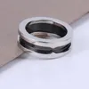 Ring de haute qualité anneau de luxe conception en acier en acier en acier noir et blanc anneaux de céramique hommes et femmes cadeaux de la Saint-Valentin