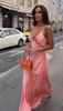Повседневные платья Стильное леди -атласное длинное платье 2023 летние женщины -спагетти ремешок v nembon bodycon sexy club вечеринка вечера розовый