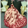 Sexiga quinceanera klänningar från axeln mörkröd begravning tyllboll klänning 3d blommor blommor kristallpärlor korsett tillbaka för söta 15 flickor parti slitage 403