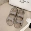 Projektant c sandały letnie gorące buty na plażę małe pachnące skórzane buty z grubą podeszwą kobiety noszą moda z wystającym palcem w lecie Caligae najlepsza jakość pakietu towarowego T230706