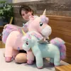 Animais de pelúcia recheados Fantástico brilho arco-íris Asas de pelúcia Brinquedo gigante Brinquedo de pelúcia Boneca de cabelo fofo Cavalo voador Brinquedos para crianças L230707