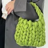 Bolsa de ombro de tricô grossa e volumosa de lã gigante tecida à mão