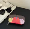Designer väskor graffiti bokstav nyckel kvinnor gradvis färgglasögon solglasögon låda case klassiska kvinnor och män cion purs butik plånbok ficka