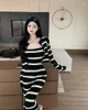 Abiti da lavoro Vestiti da donna coreani Set da 2 pezzi Moda donna Cappotto corto a maniche lunghe lavorato a maglia a righe nere Vestito longuette aderente aderente sexy