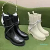 Botas de designer com strass, faixa no tornozelo, decoração sinuosa, sapatos femininos Coowskin, botas Martin, bota de combate de motocicleta com fundo grosso