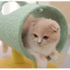 Poteau à gratter pour chat avec lit, doté de poteaux à gratter recouverts de sisal doux et de coussinets avec balle de jeu, idéal pour les chatons et les chats