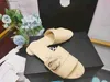 Slippers AAA Дизайнерские плоские сандалии полосатые черные патентные женщины кожаная буква сандалии металлическая пряжка женщин обувь пляжные шлепанцы скользят каналы Babiq05