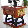 Новинка Mini Nostalgic Music Box To Alice Random Music Gift The Wife Creative Retro Simulation Sewing Machine Box Crank 230707