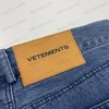 Jeans masculinos Blue Vetements Jeans Homens Mulheres 1 1 Melhor Qualidade Lavagem Bordada Rótulo Vet Jeans Trouser T230707