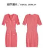 2023 été rose contraste couleur lambrissé robe à manches courtes col en v boutons genou longueur robes décontractées W3L049102