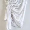 Camiseta de mujer TWOTWINSTYLE Camiseta blanca casual asimétrica para mujer O Cuello sin mangas Sólido Fruncido Delgado Camisetas Mujer Moda de verano 230707