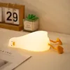 Veilleuse drôle de canard allongé plat, lampe de canard spongieuse à LED, 3 modes d'éclairage, lampe tactile de chevet en silicone rechargeable pour l'allaitement des tout-petits bébés enfants blanc chaud