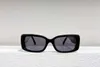 Kadınlar ve Erkekler İçin Güneş Gözlüğü Yaz Kanıtı Stili Anti-Uçuruk Retro Plaka Kare Tam Çerçeve VV Gözlükler Rastgele Kutu