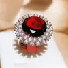 Küme halkaları kırmızı yuvarlak değerli taş taş yüzüğü kadınlar için zarif nişan düğün 925 Sterling gümüş Avusturya Kristalleri Moda Takı