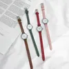 Нарученные часы Женская модная мода белые маленькие часы Ulzzang Brand Ladies Quartz. Простые ревр Montre Femme с кожаными часами группы