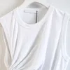 Camiseta de mujer TWOTWINSTYLE Camiseta blanca casual asimétrica para mujer O Cuello sin mangas Sólido Fruncido Delgado Camisetas Mujer Moda de verano 230707