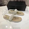 Fransk designer Kvinnor Tofflor Klipptå Platt pärla Sandaler Sommar T Knutna Damskor Strand Casual Kvinna lyx c Flip Flops Mode Kvinnligt Läder