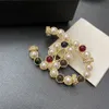 Berühmter Design Luxusdesigner Brosche Frauen Brief bunte Achate Broschen Anzug Pin Stin