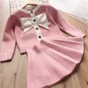 Autunno Inverno Abbigliamento per bambini Completi Cappotto per maglione con fiocco per ragazze + Gonna lavorata a maglia Abito da 2 pezzi Abbigliamento per bambini alla moda per ragazze