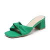 2023 Women Designer Sandals Women Beach Kaptaki Czarne białe beżowe różowe zielone buty na zewnątrz modne slajdy
