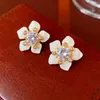 Boucles d'oreilles à tige lumière luxe Vintage élégant blanc fleur balancent 2023 mode coréenne acrylique cristal bijoux cadeaux de fête