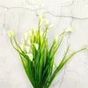 Fiori decorativi 5 rami 25 teste Primavera Calla Lily Bouquet Artificiale con foglie Piante finte Fiori finti Decorazioni per la casa di nozze in plastica