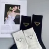 Erkek çorap lüks marka tasarımcısı kadınlar için düz renk ins moda üçgen metal etiketi all-eşleştirme orta tüp termal saf pamuk 4dzk