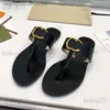 Slippers Zomer Luxe Sandalen Ontwerper Vrouwen Slippers Mode Echt Leer Dia's Metalen Ketting Dames Eenvoudige Yout Mocassin Schoenen Lente Zomer Babiq05