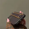 Дизайнер коричневый старый цветочный кольцо браслет для телефона для Apple iPhone 14 плюс 13 12 11 Pro Max Luxury Matte Leather Fine Cutouts Cell Back Coque Kickstand Funda Coque 77