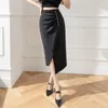 Jupes Vêtements de mode coréens pour femmes Jupe noire Mi-longueur Irrégulière Perle Fendue Une étape Taille haute Blanc